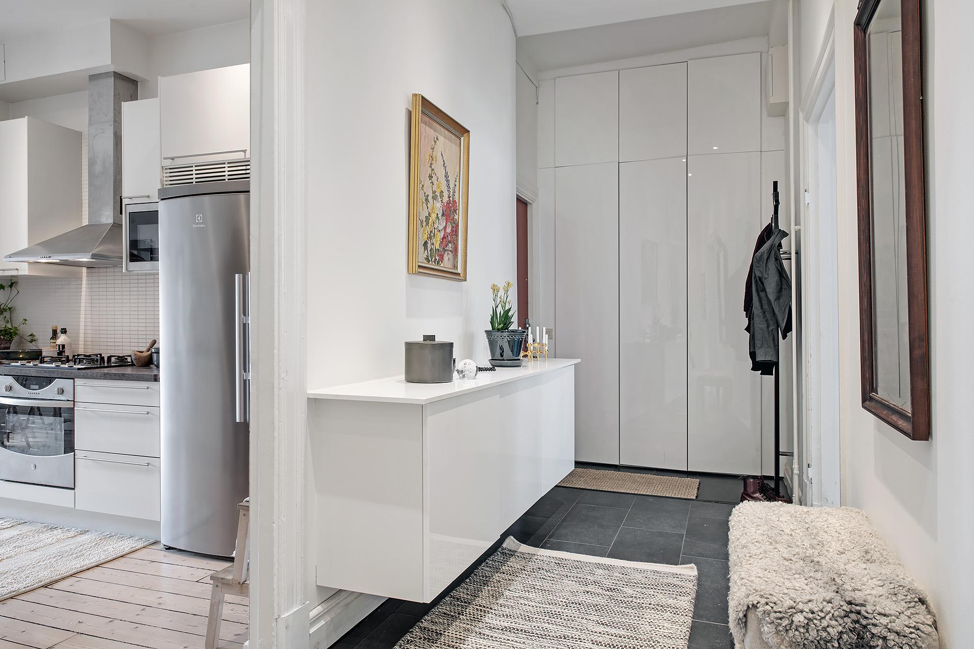 Rymlig hall med platsbyggd förvaring och golvvärme