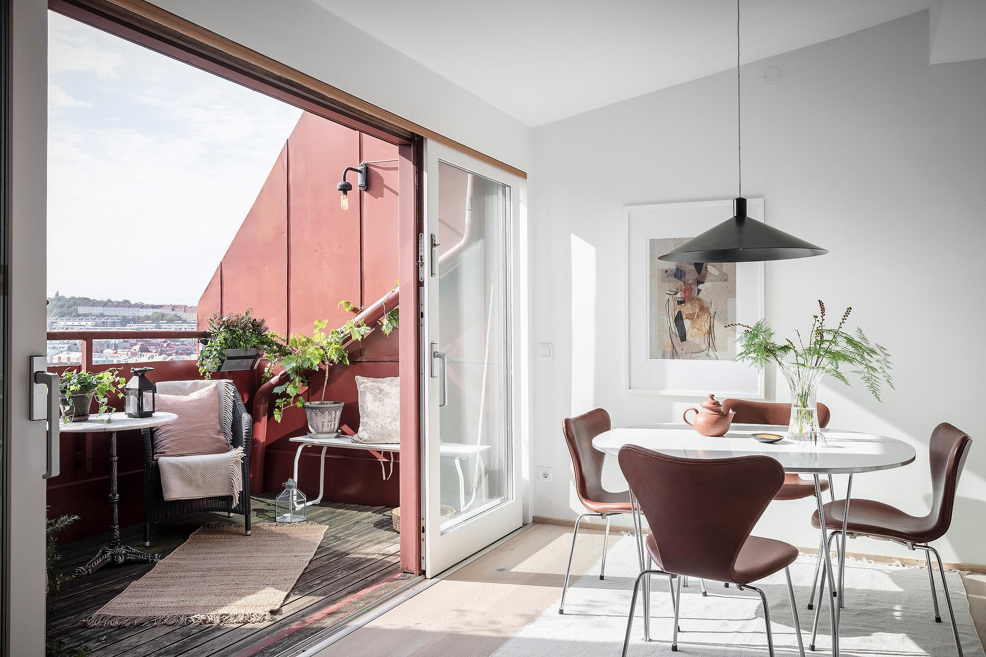 Glasdörrar öppnar upp mot den underbara terrassen