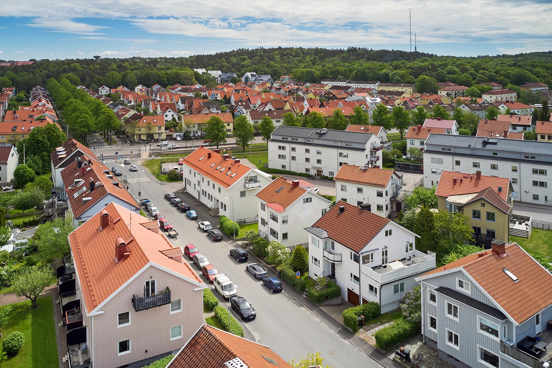 Spårvagnshållplatsen är precis vid korsningen - mycket nära med andra ord.