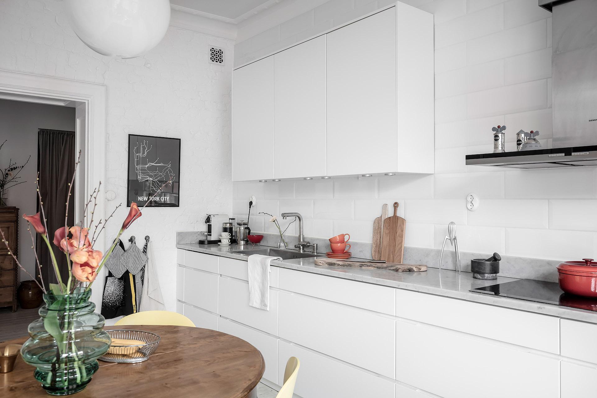 Kök i vitt med stram dansk design och nydragen el i alla rum