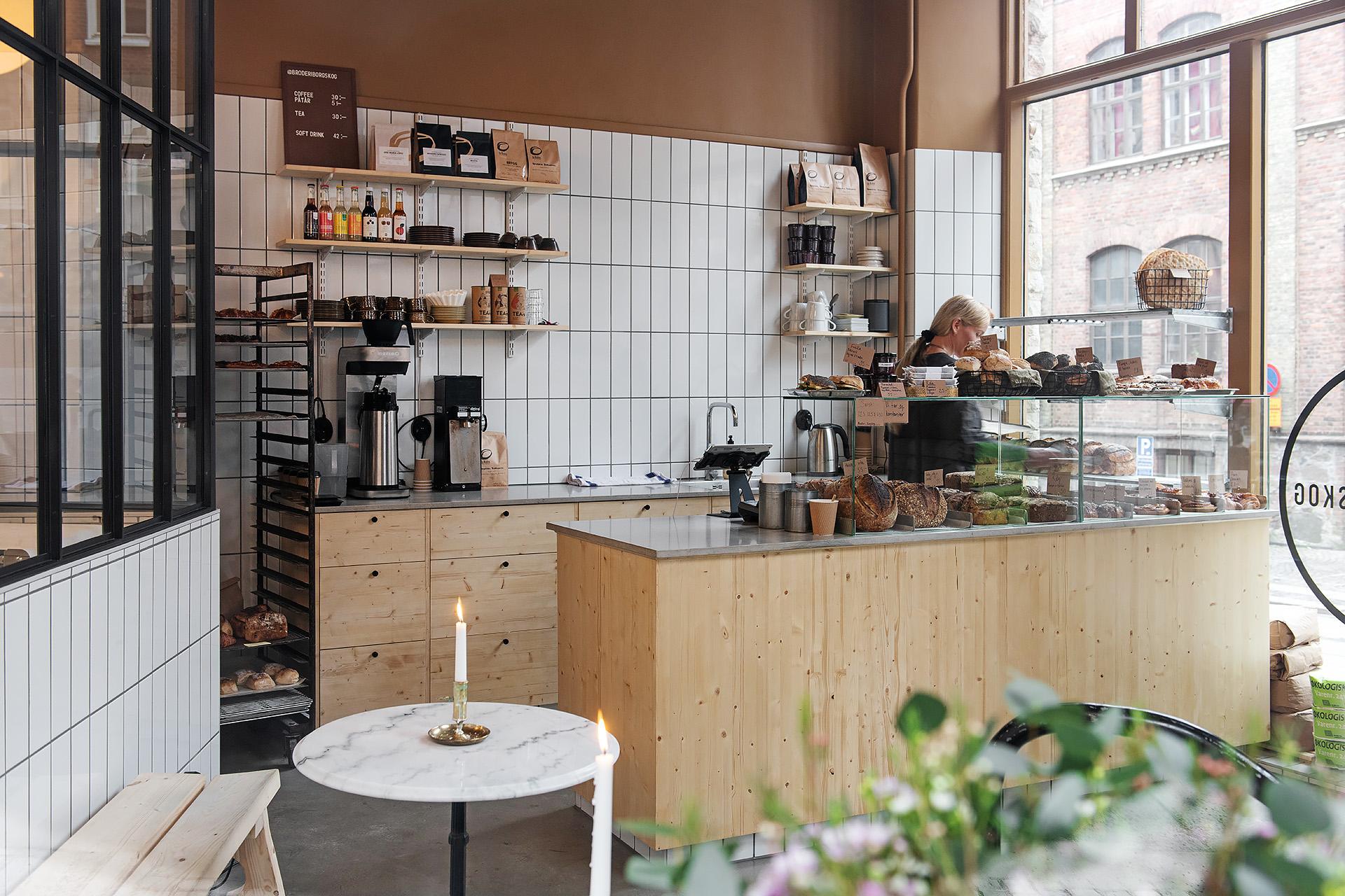 Köp nybakat bröd på nya bageriet på Prinsgatan