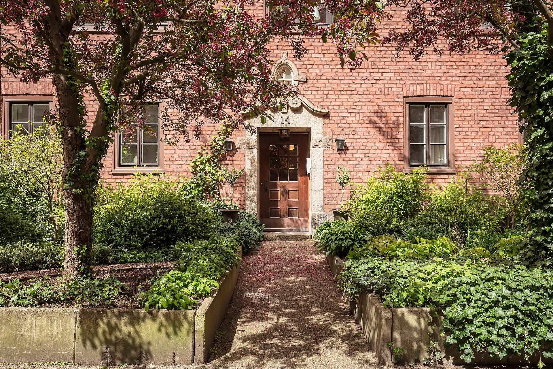 Vacker förträdgård visar vägen