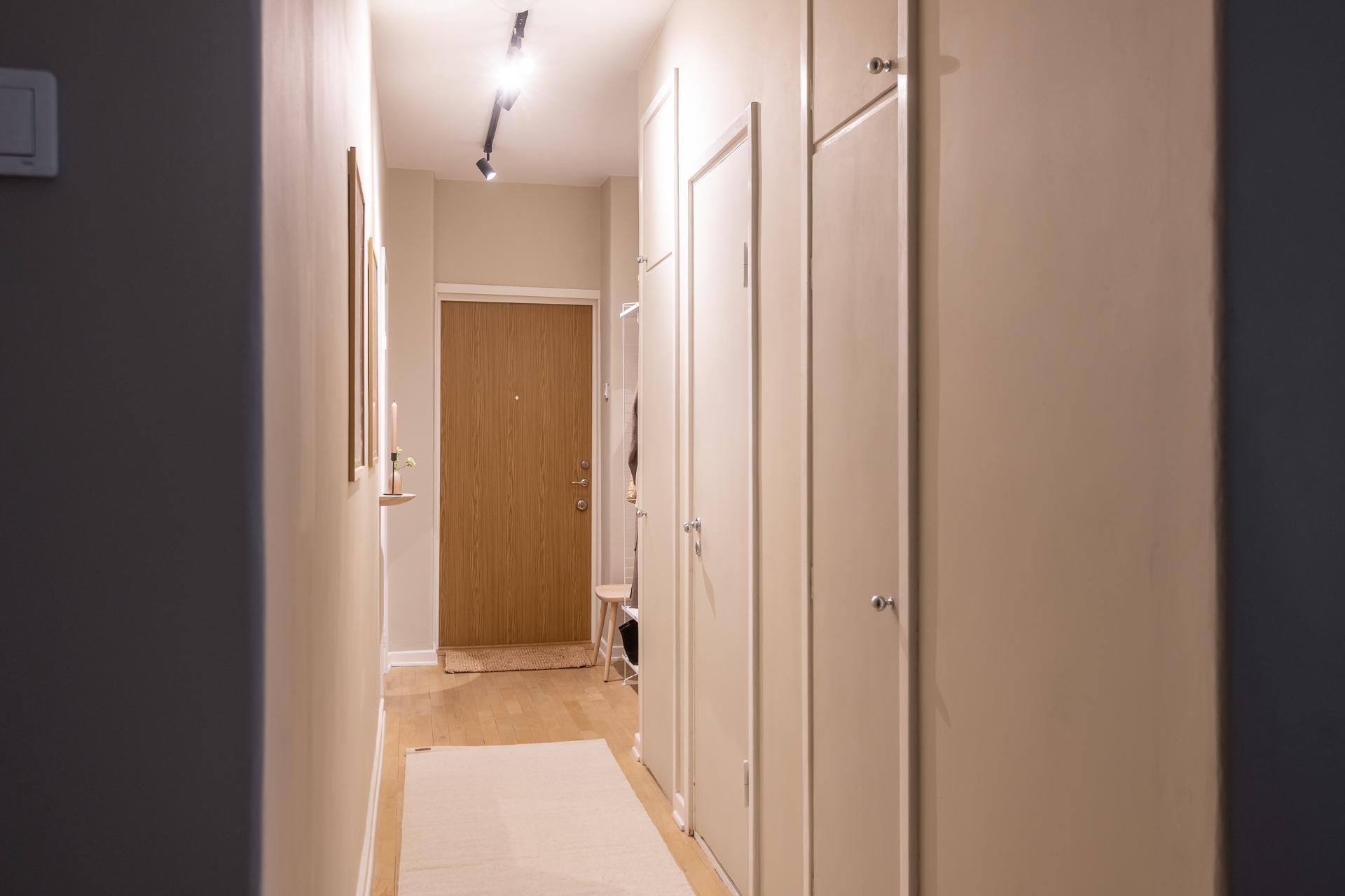 I hallen ligger lägenhetens gästtoalett som förväntas vara klar i slutet av november