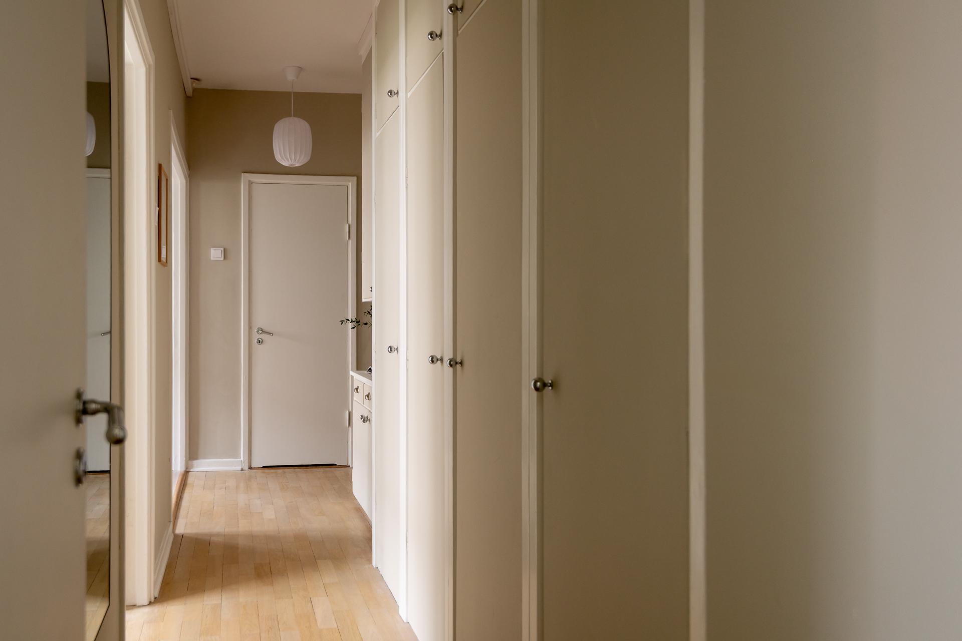 Här finns mycket förvaring i flertalet garderober i original med överskåp