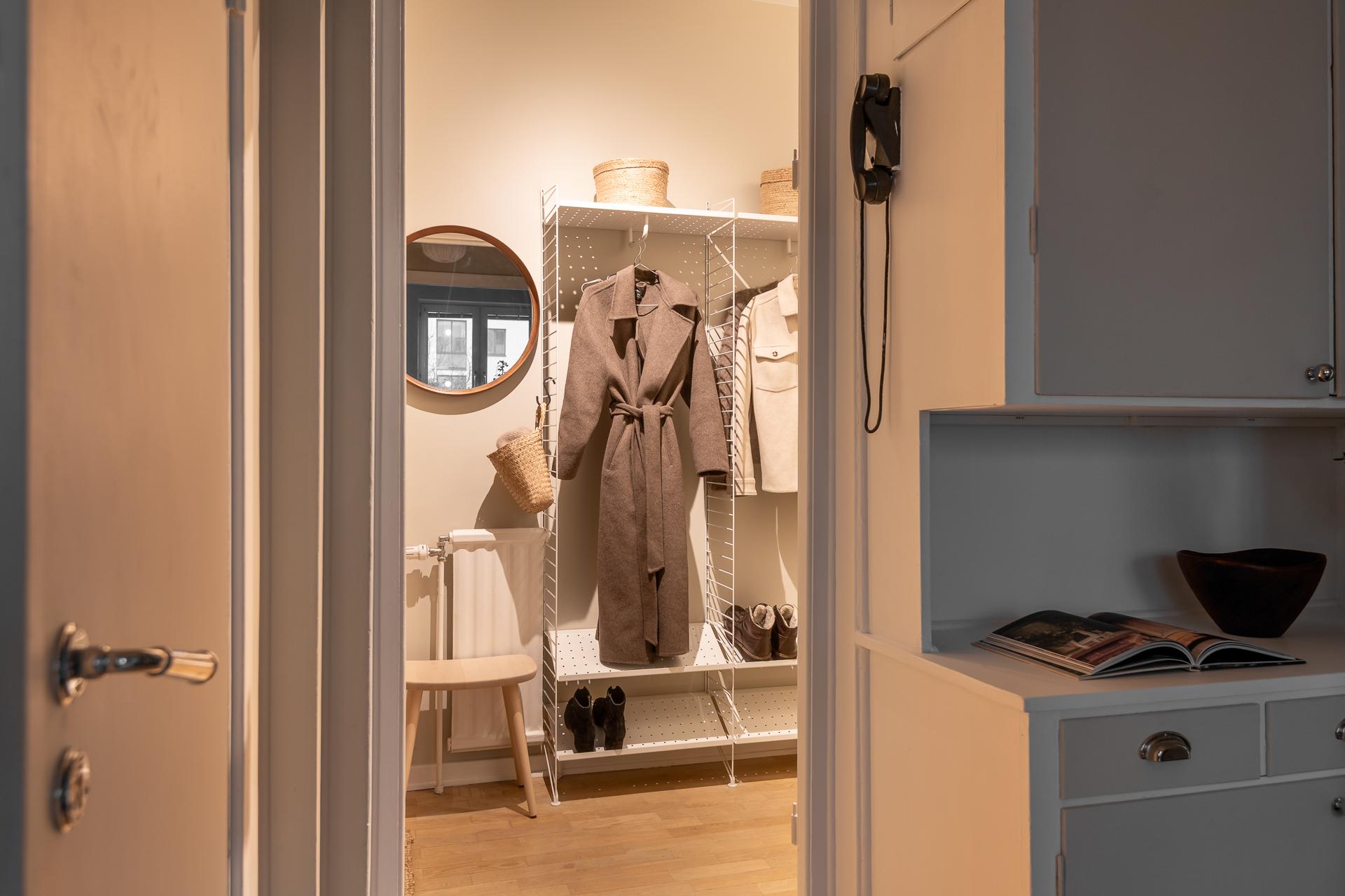 I hallen finns goda avhängningsytor direkt innaför dörren