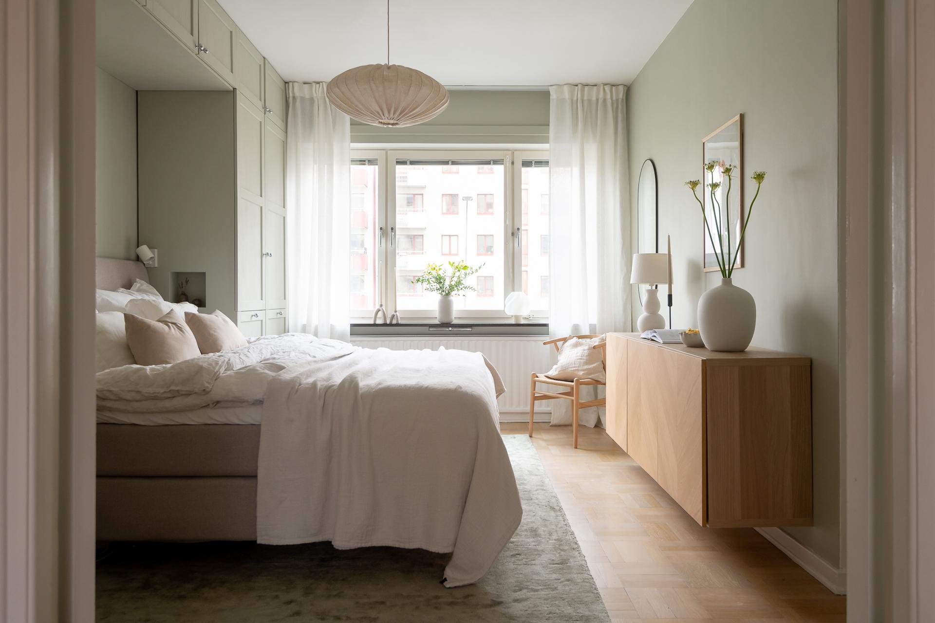 Mycket rymligt sovrum med otroliga förvaringsmöjligheter