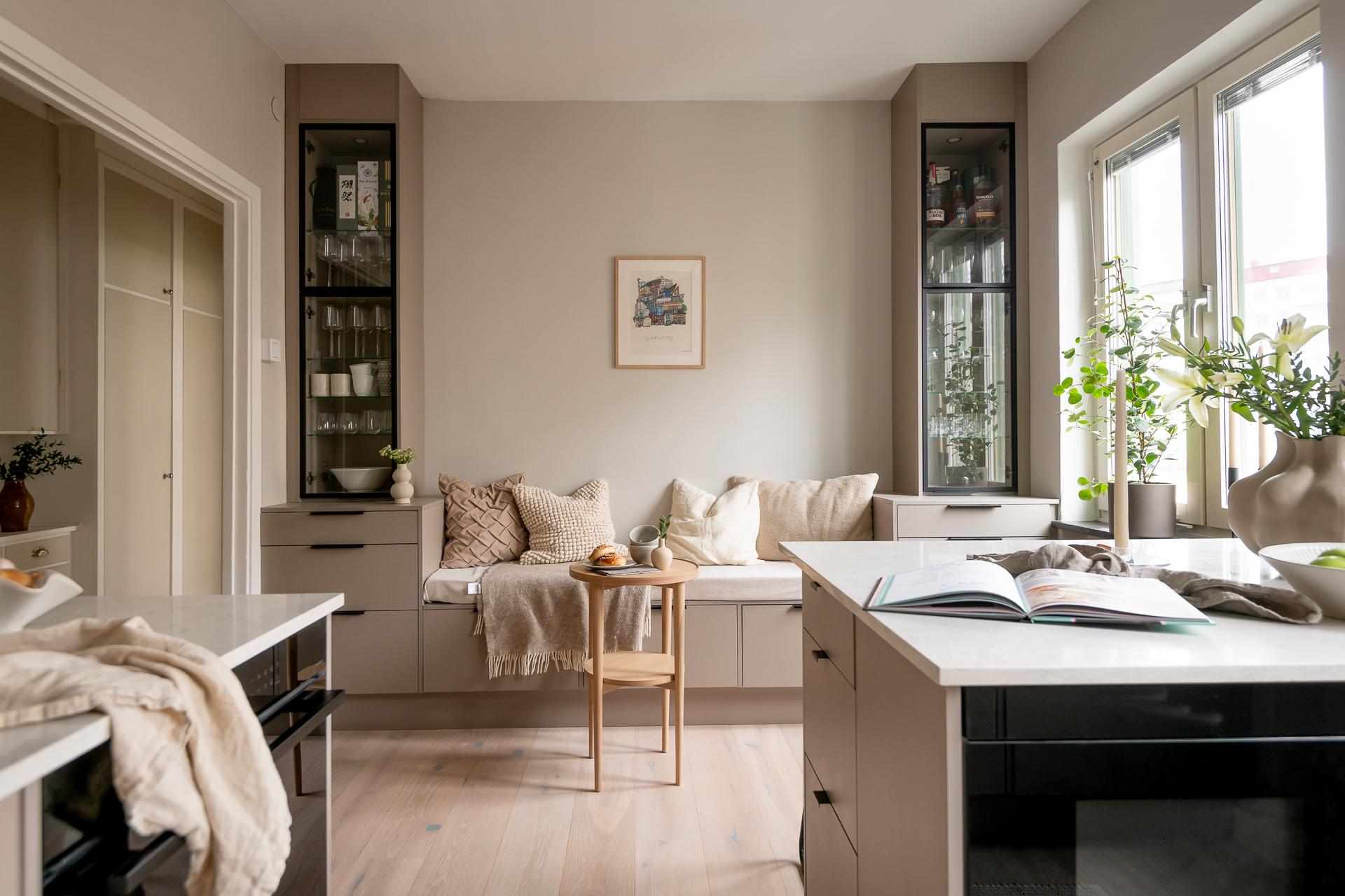 Platsbyggd soffa med med förvaring och vitrinskåp med inbyggd belysning