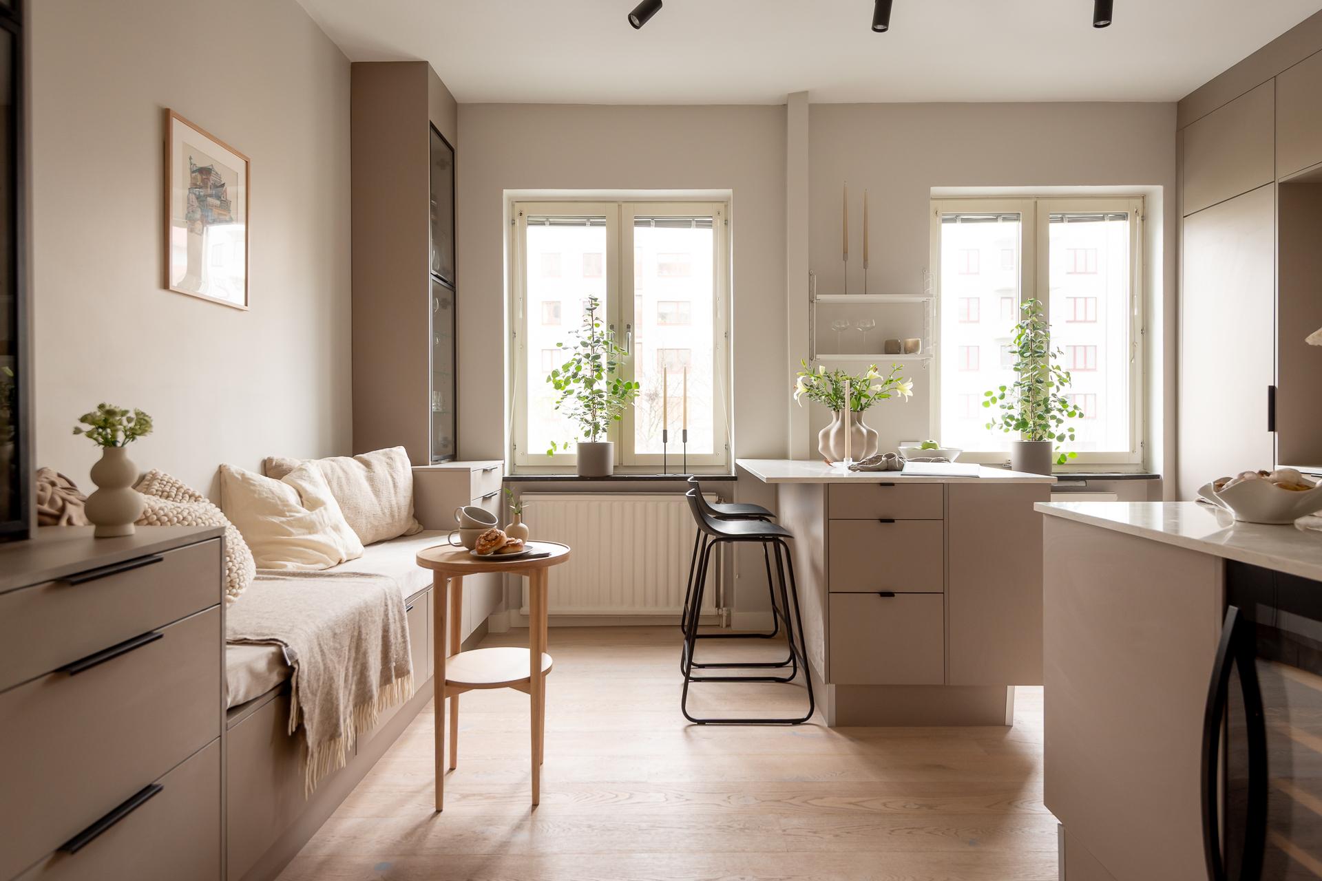 Stort socialt kök med olika sittplatser