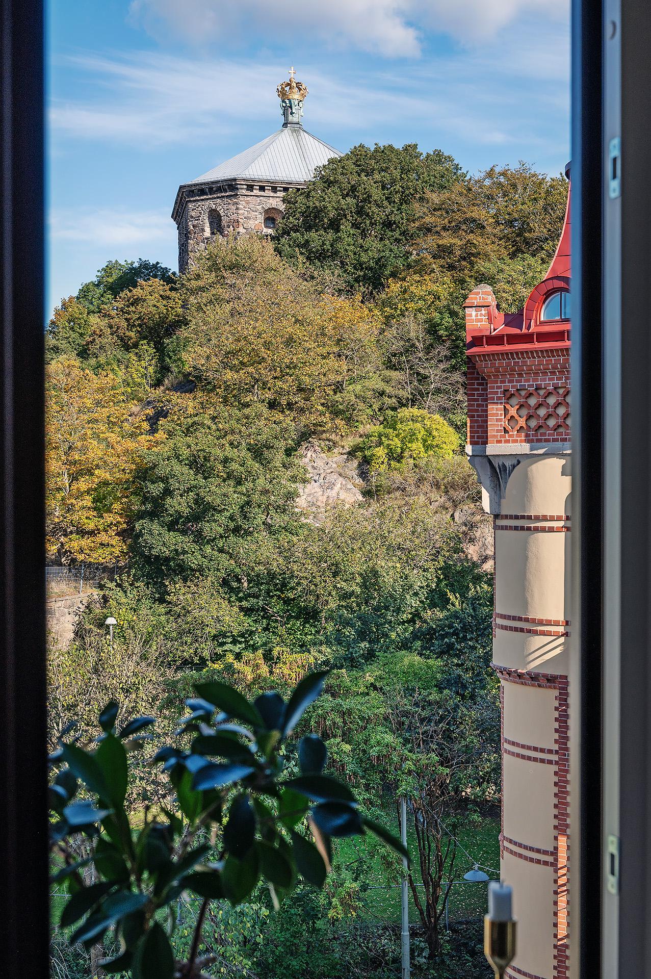 Utsikten genom sovrumsfönstret