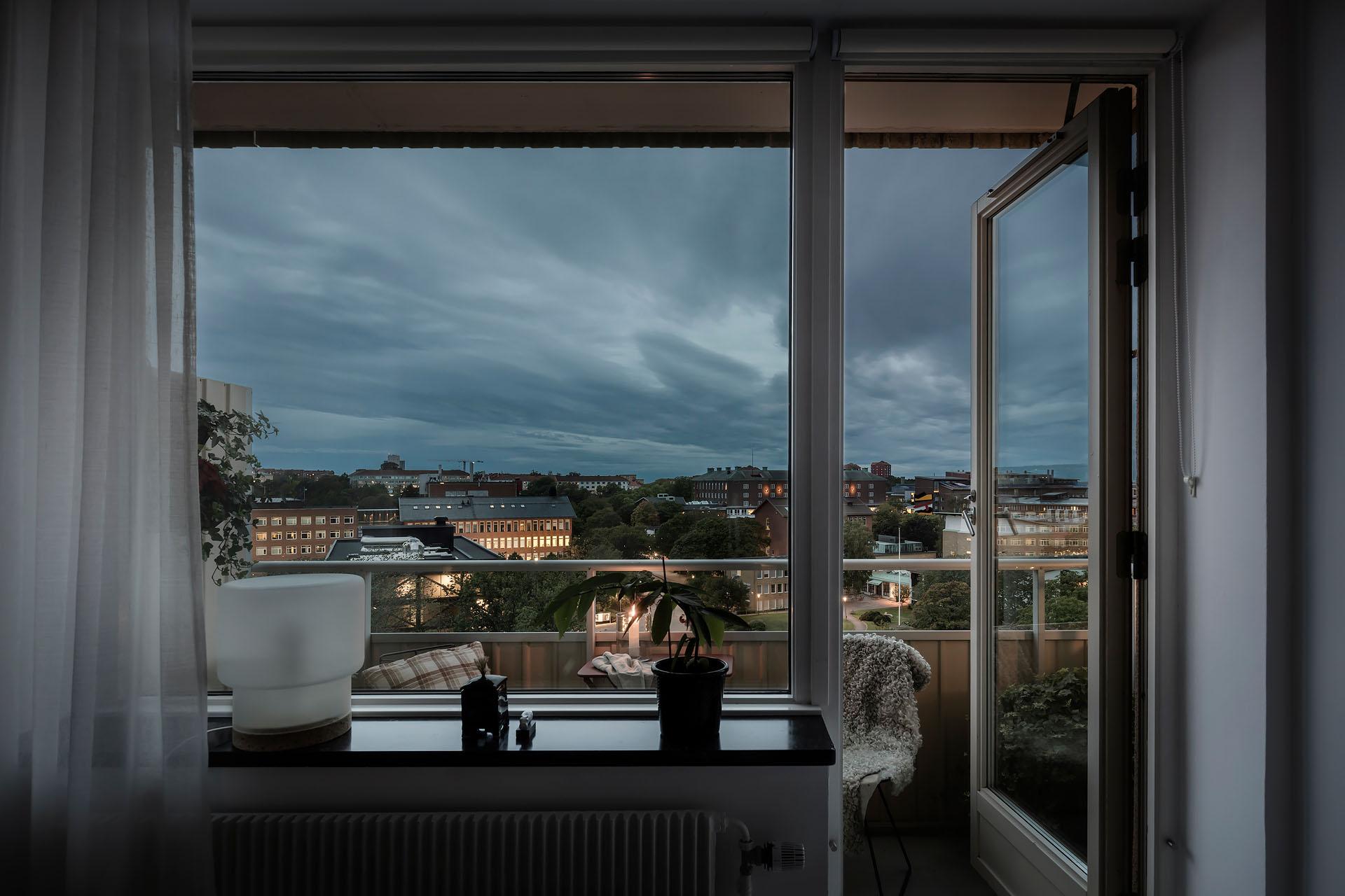 Vidunderlig utsikt från balkongen med spikrakt västerläge