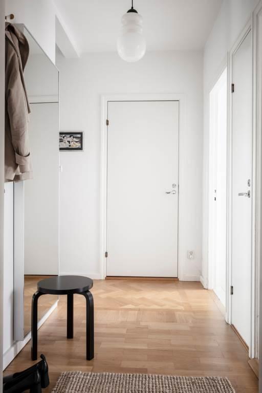 En inbyggd klädkammare rymmer mycket förvaring