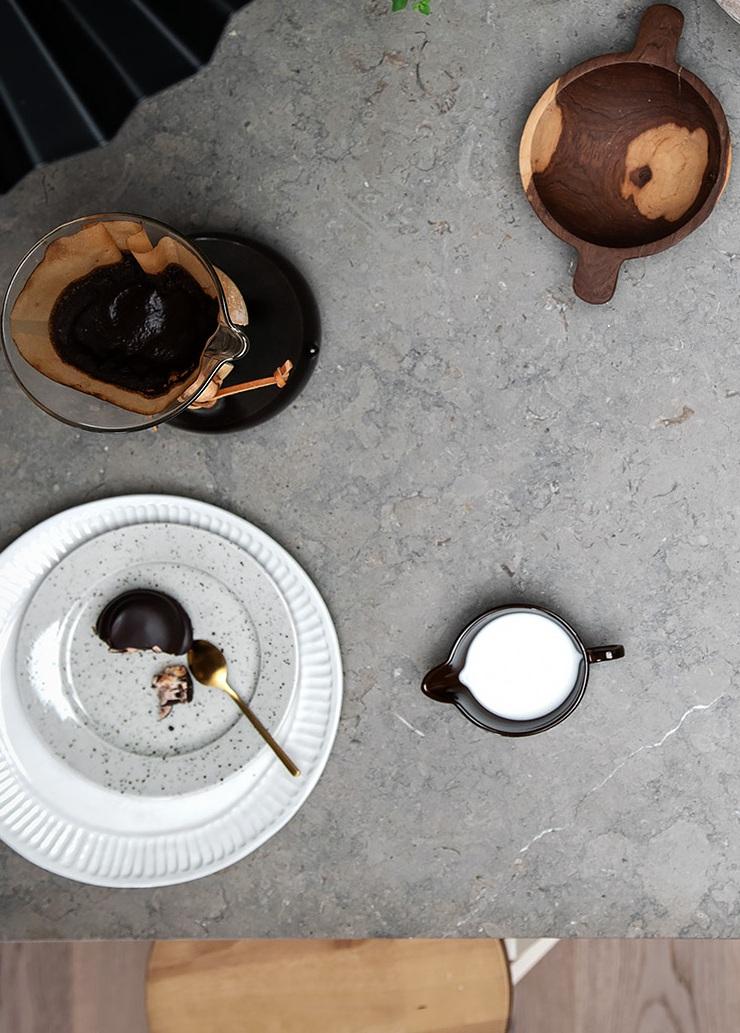 Genomgående fina materialval - såsom den portugisiska kalkstenen Azul Aza