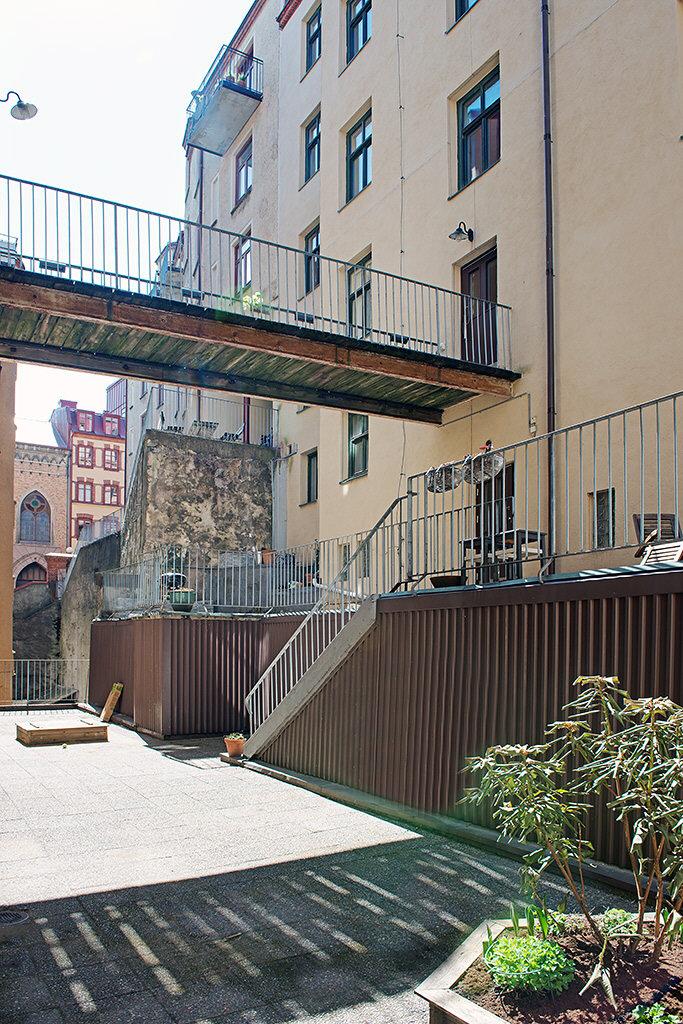 Via gångbron når du Linnégatan på några sekunder