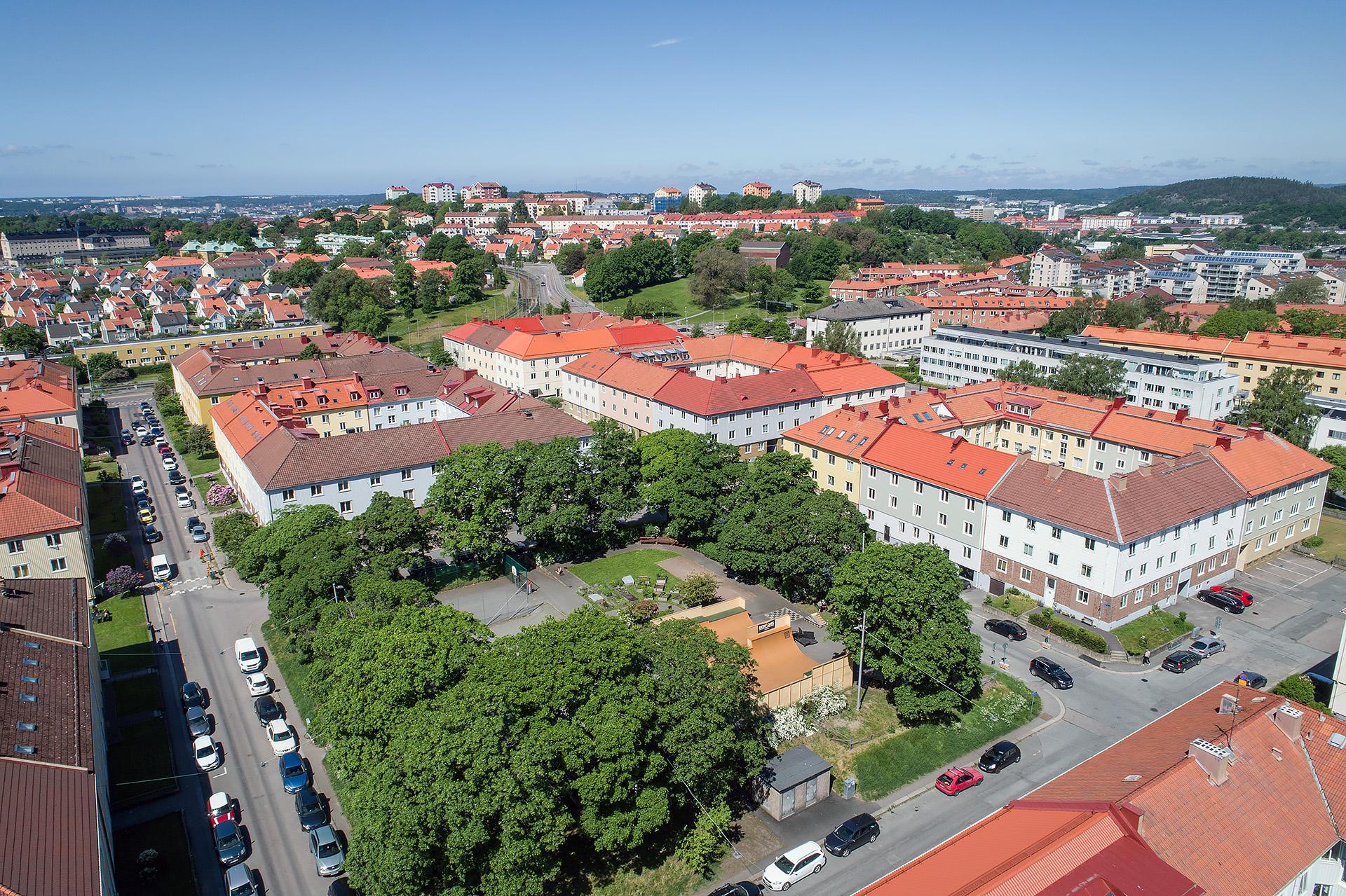 Mitt över gatan ligger Solrosparken