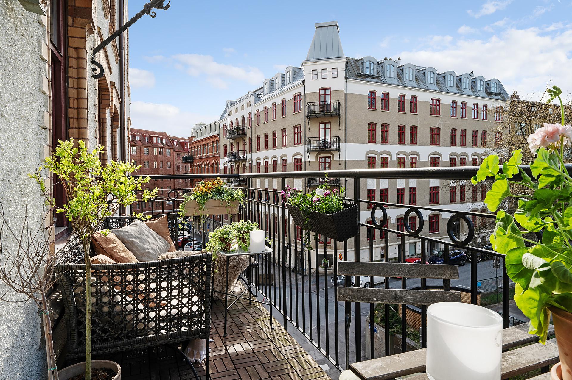 Stor smidesbalkong med kvällssol