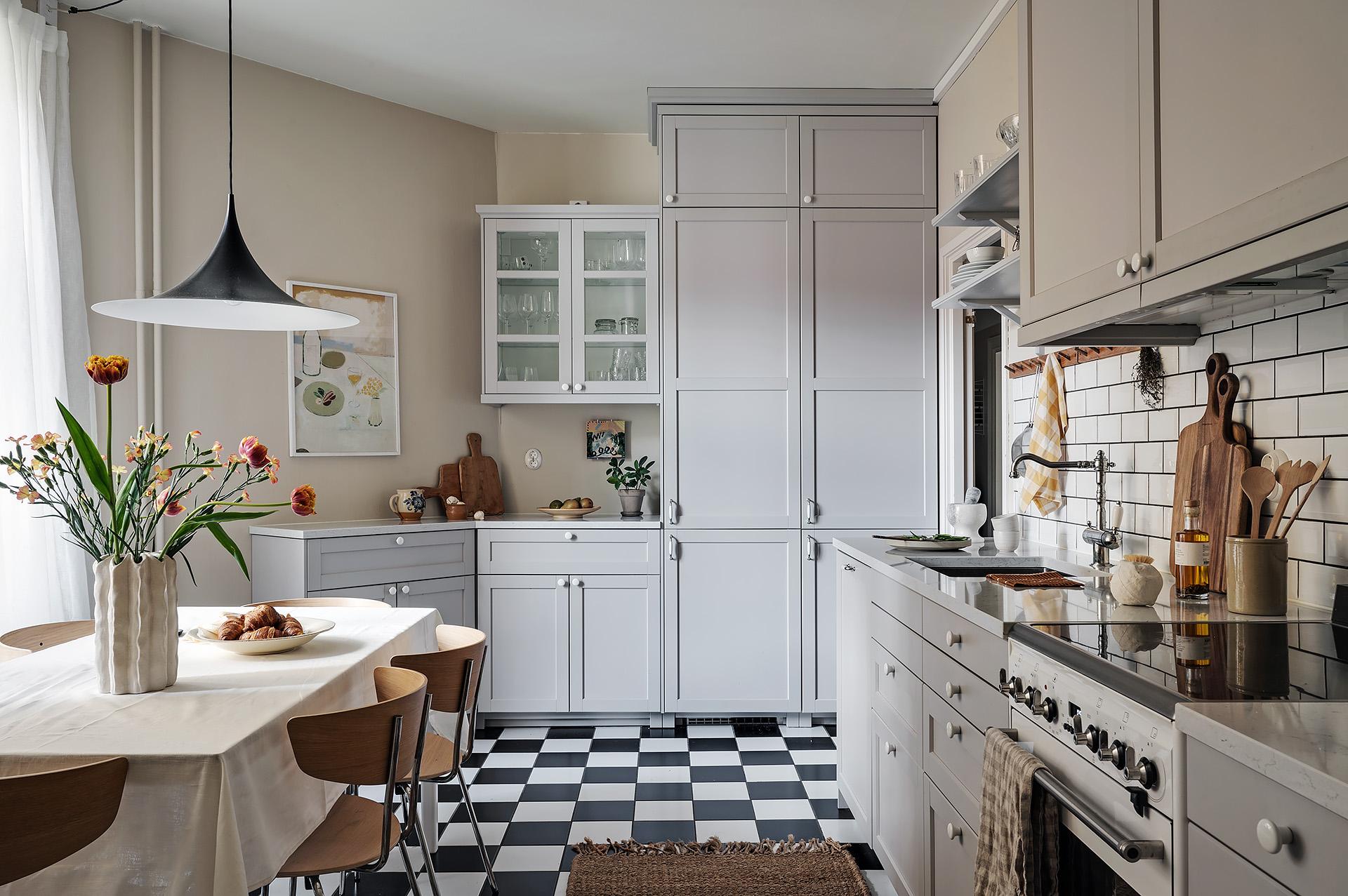 Underbart kök med gråa profilerade luckor