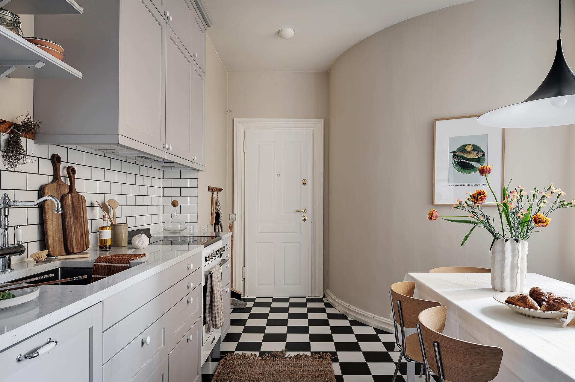 Köket har en extra ingång som leder ut på gården