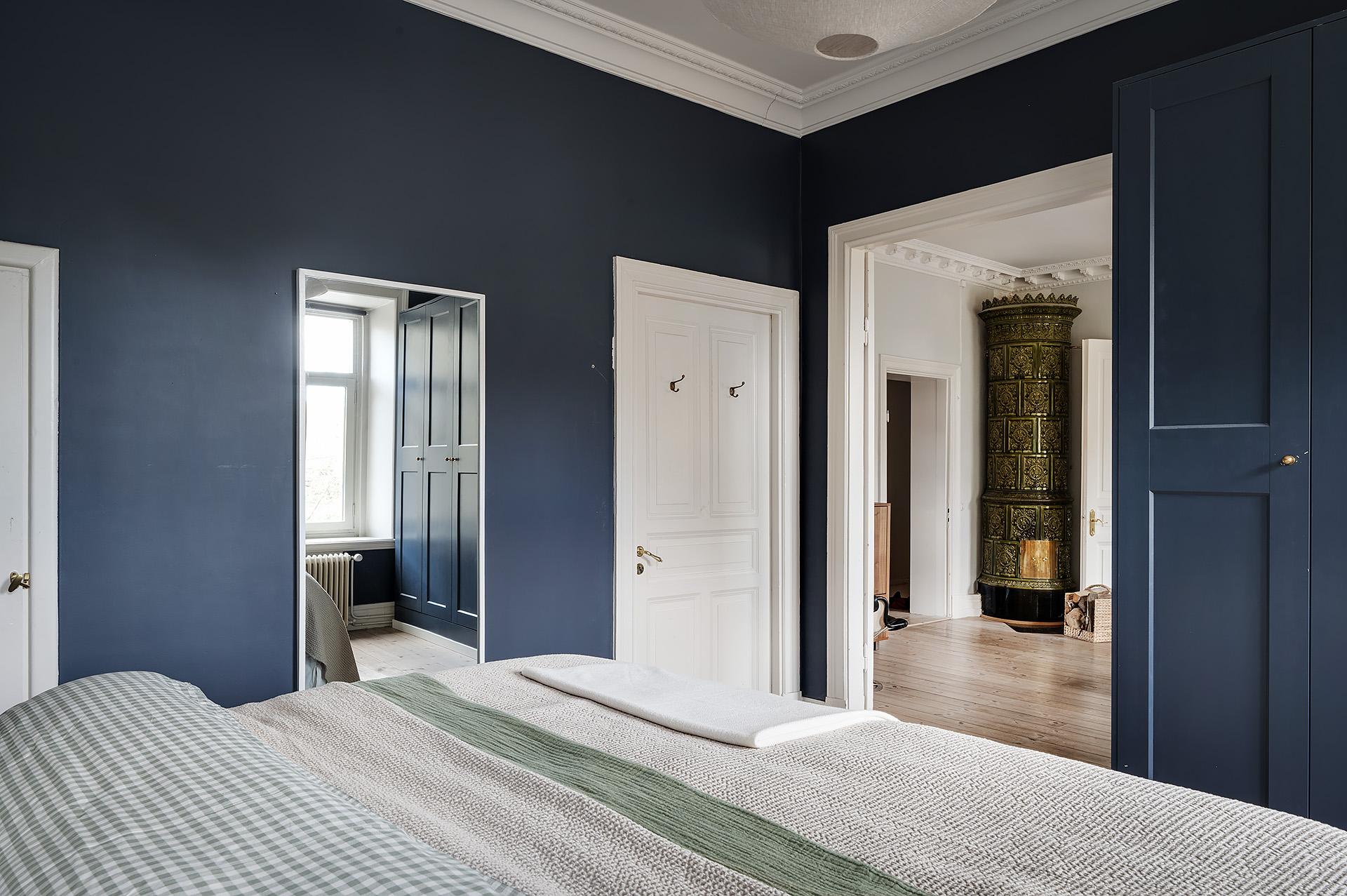 Från sovrummet kan badrummet nås