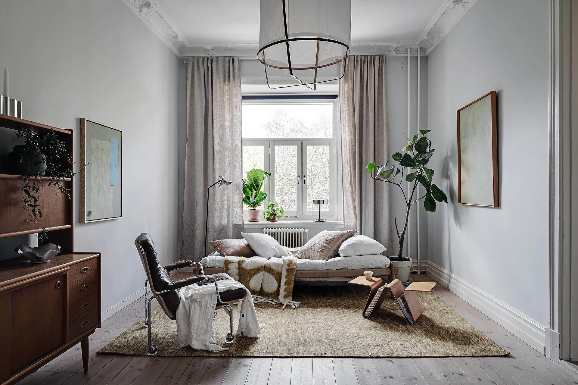 Det andra sovrummet ligger i andra ändan av lägenheten