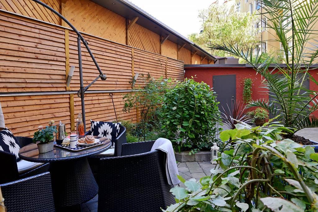 Föreningens slutna, mysiga innergård. Som ett soligt torg.