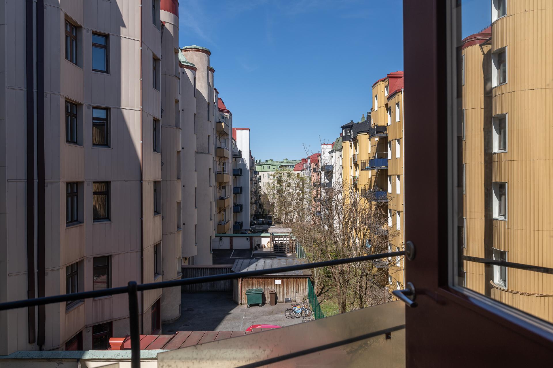 Gemensam balkong en halvtrappa ner från bostaden