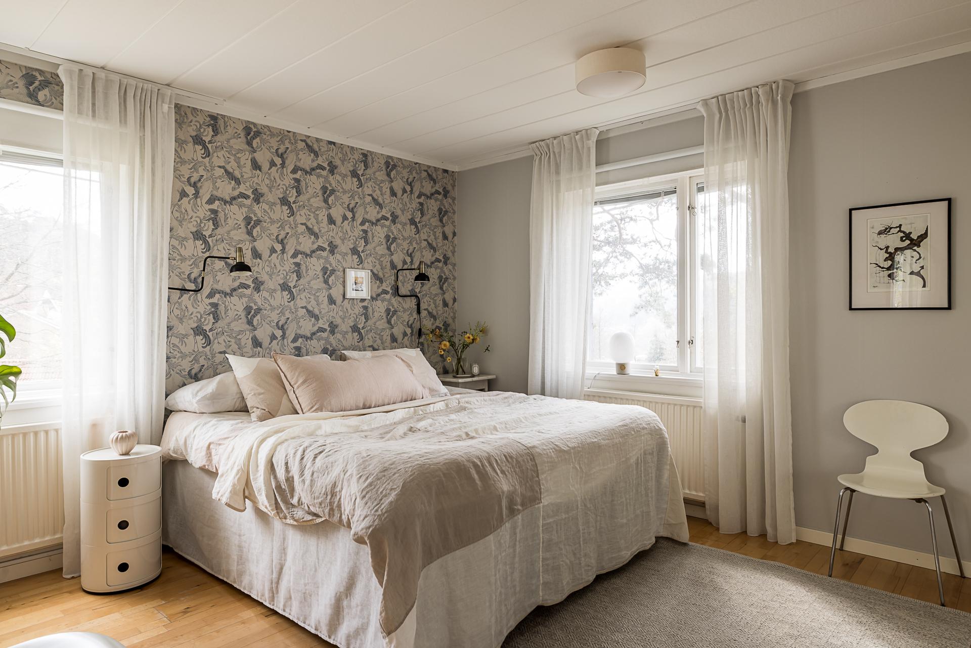 Sovrummet på mellanplan är både ljust och rymligt