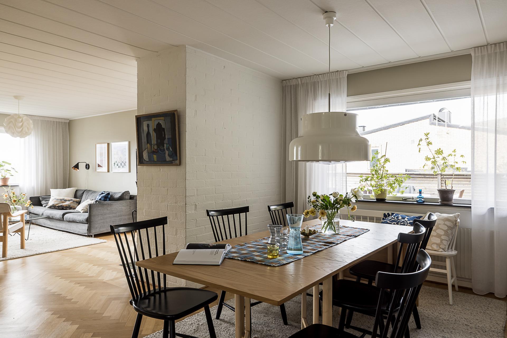 Matsalen rymmer ett rejält matbord