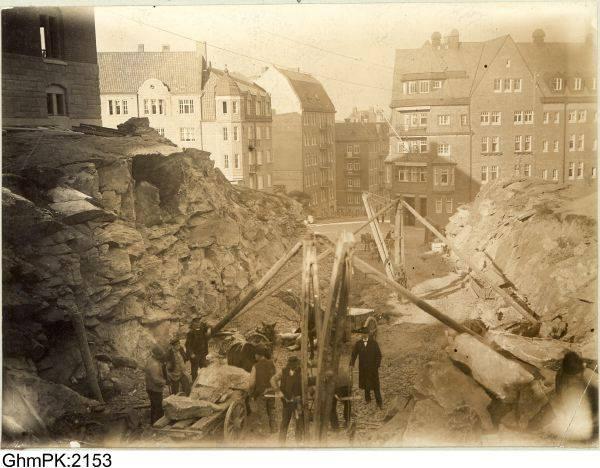 Föreningsgatan, söderifrån, då den sprängdes fram, år 1915