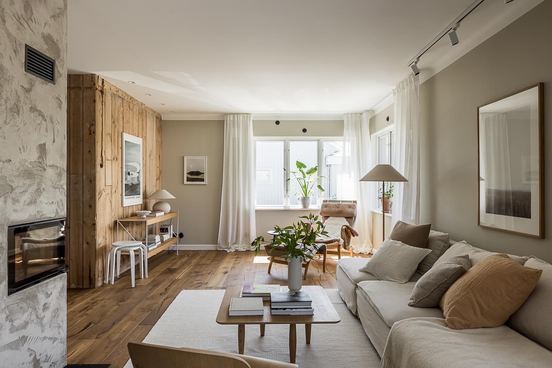 Vardagsrum med både loungedel och läs-/myshörna