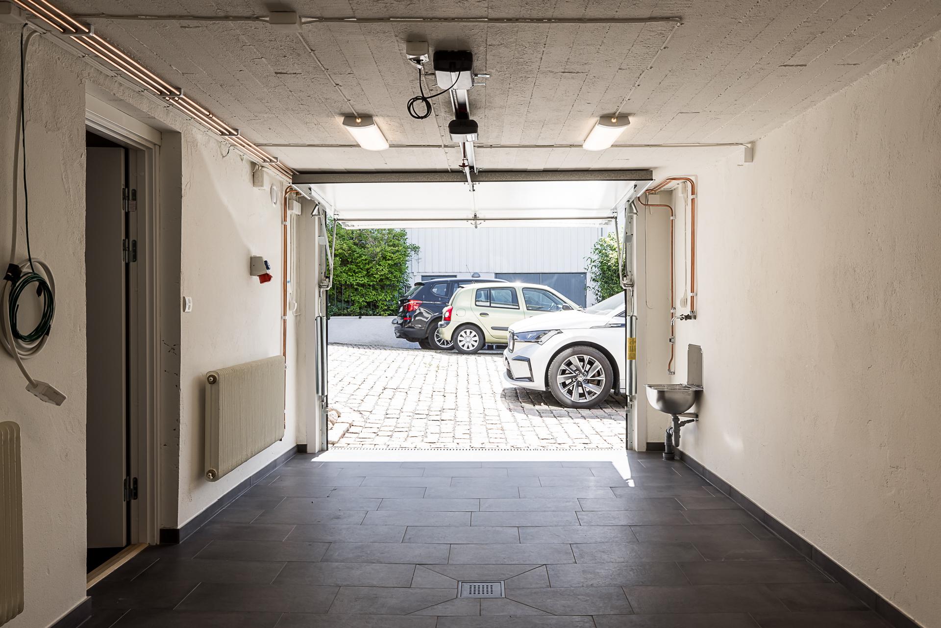 Hobbyrum/garage med fjärrstyrd port