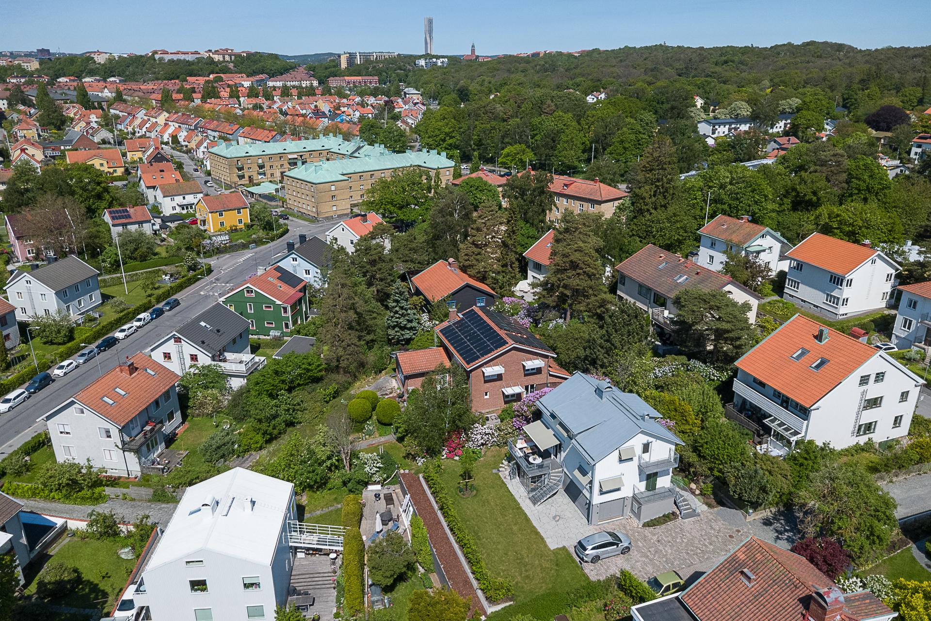 Granne både med stad och natur