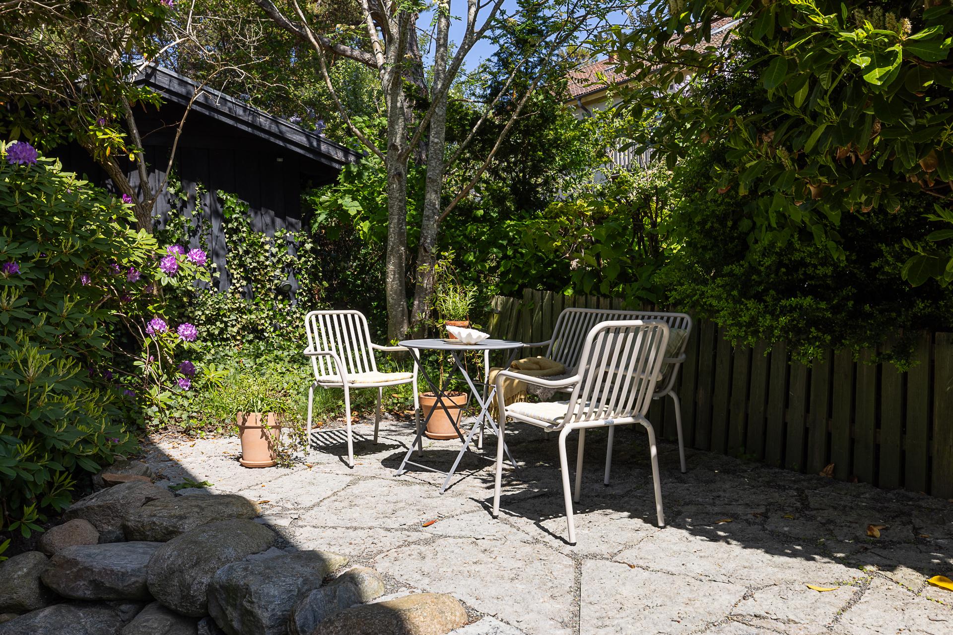 En uteplats i österläge när det blir för varmt i solen