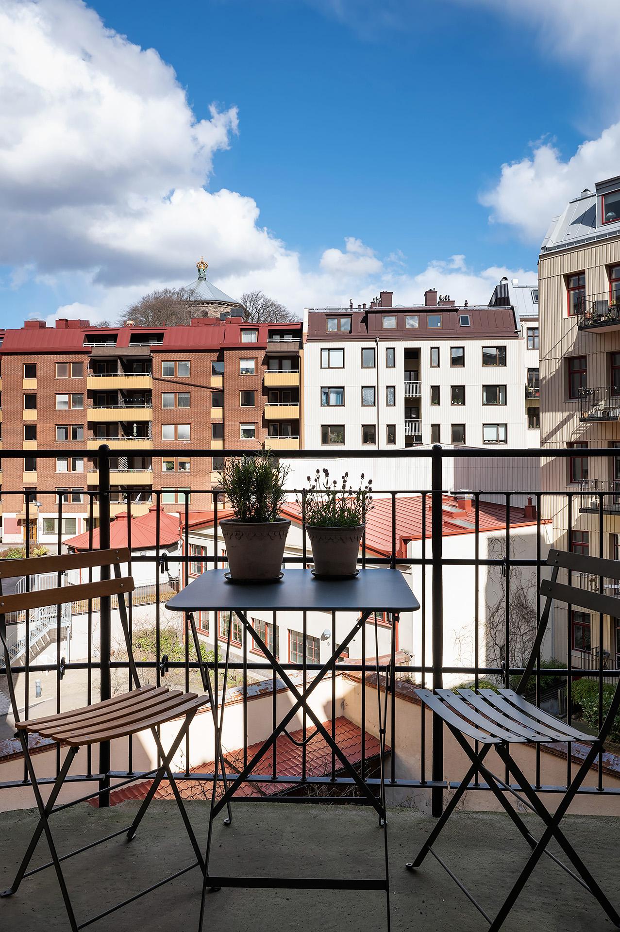 En halv trappa ned finns en härlig smidesbalkong