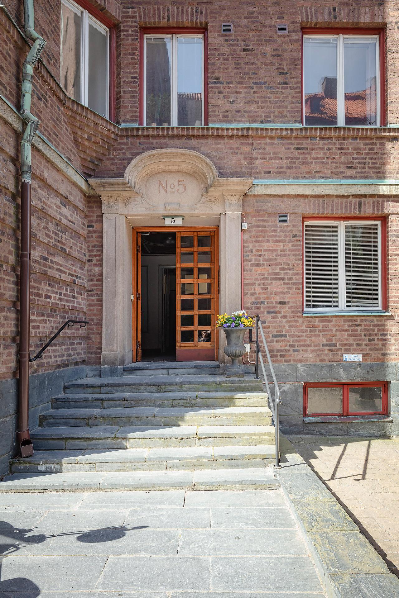 Pampig entré i stolt byggnad från 1929