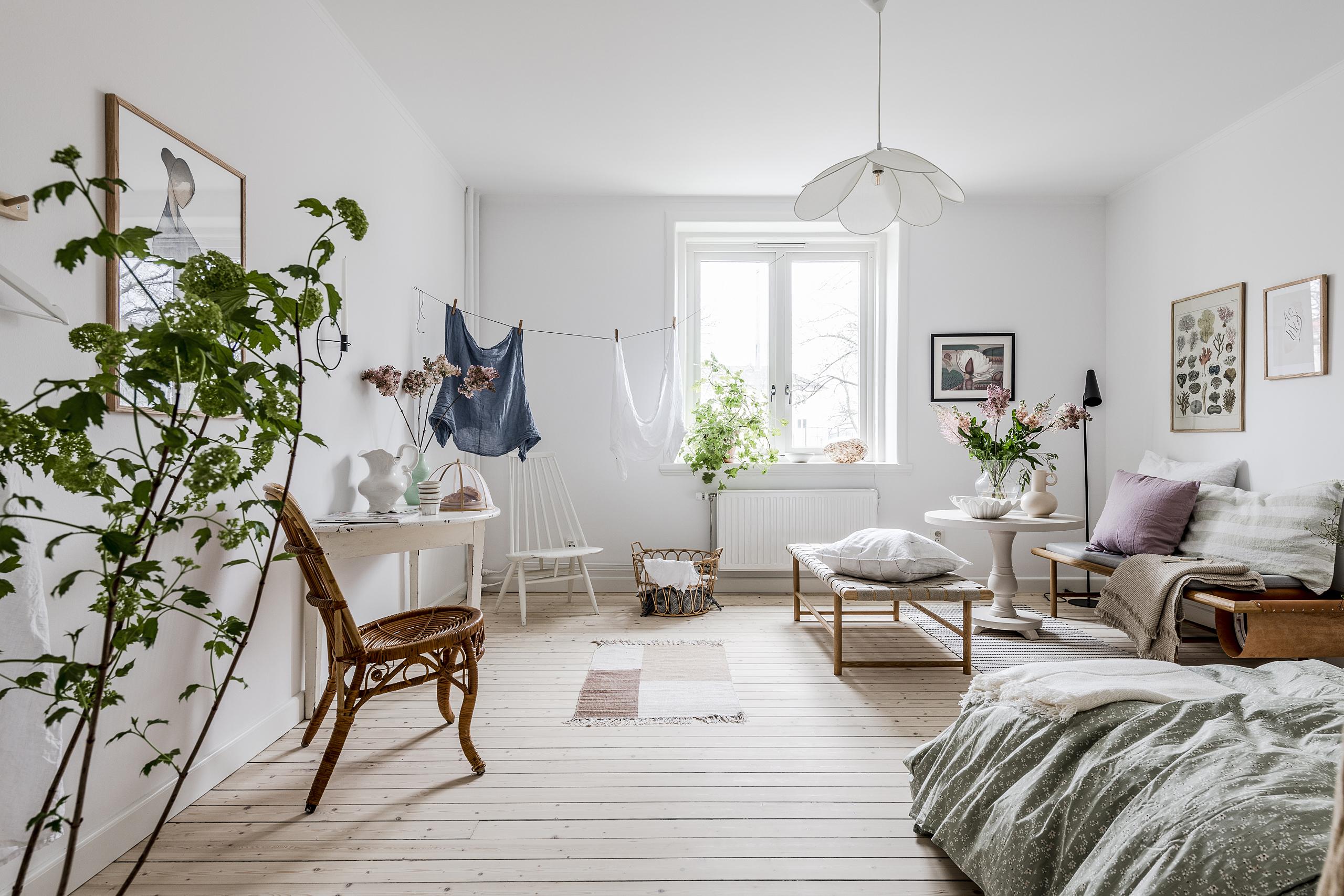 Luftigt och stort rum som badar i ljus från söderfönster