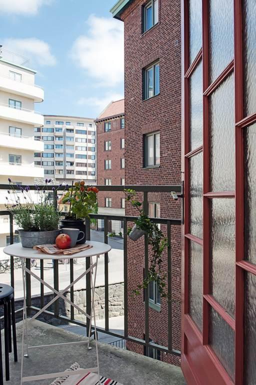 Lågupplöst En halv trappa ned, en av trapphusets fyra gemensamma balkonger