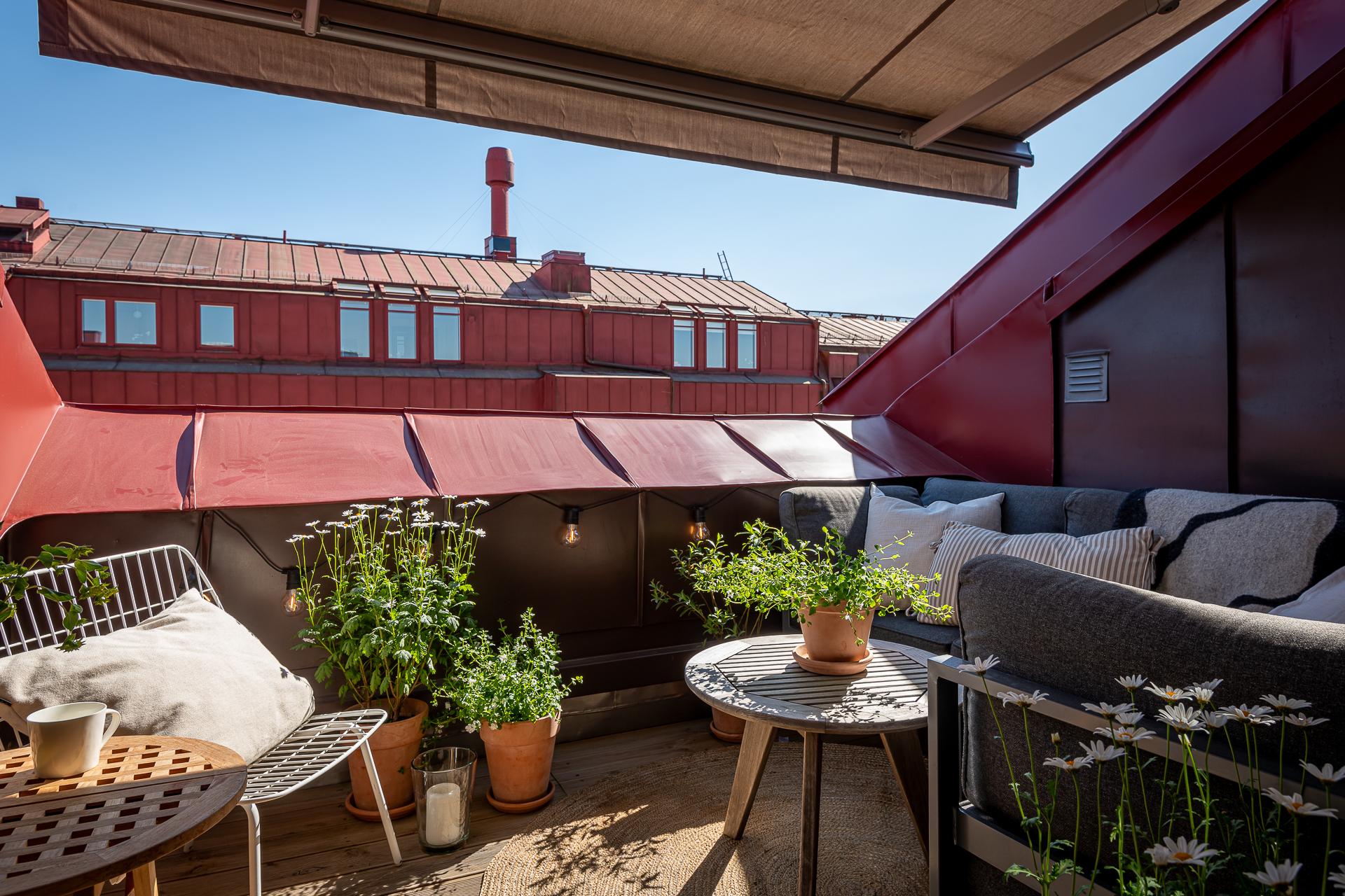 Terrassen har en eldriven markis