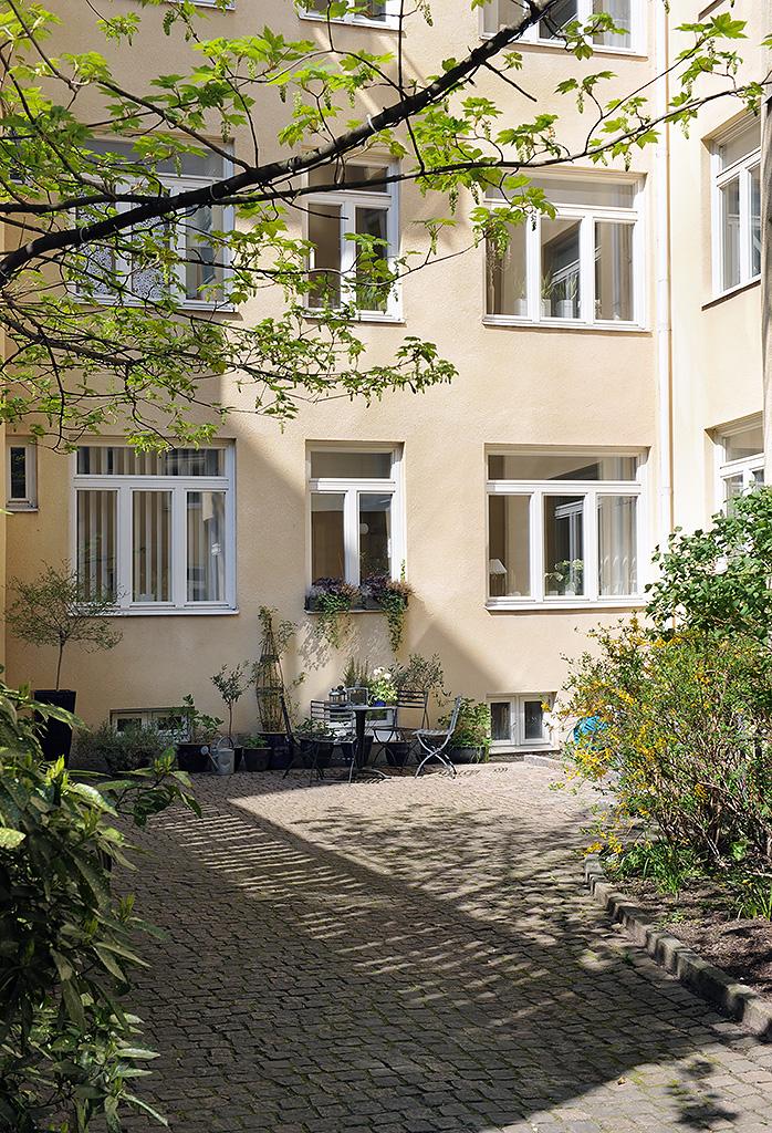 Trevlig kullerstensbelagd gård