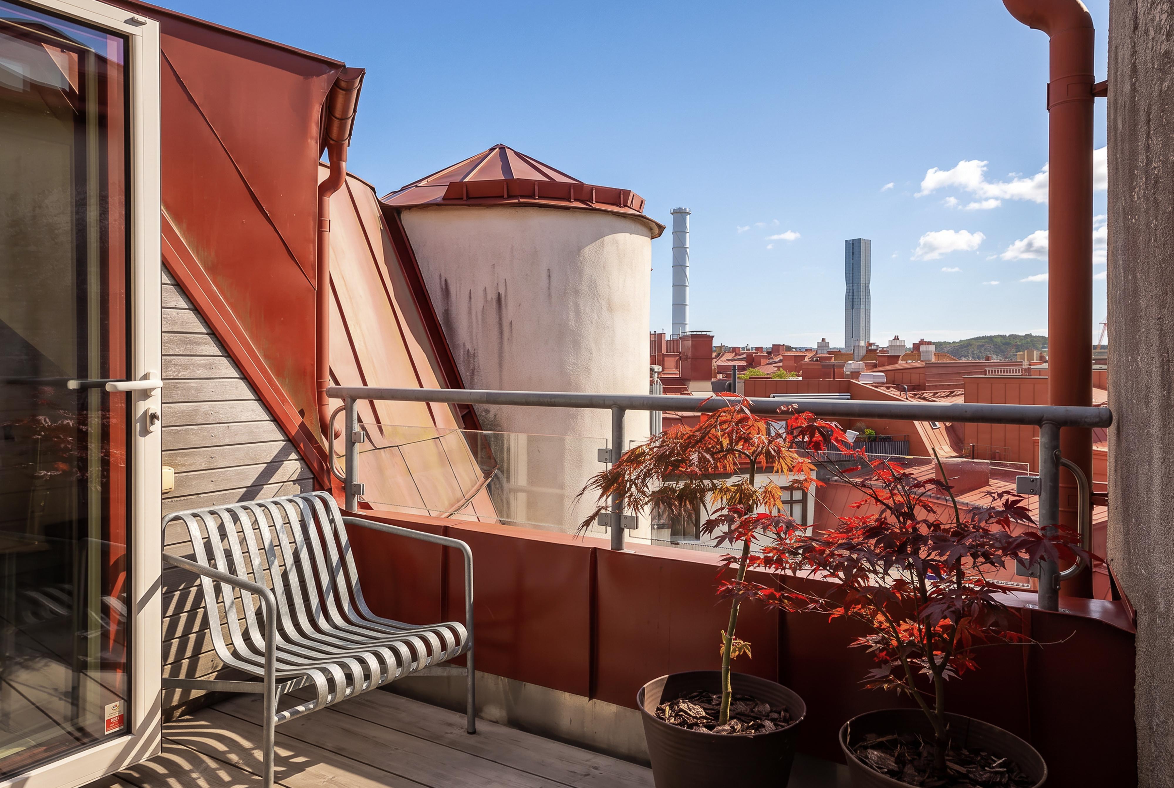 Terrass med kvällssol och utsikt över takåsarna