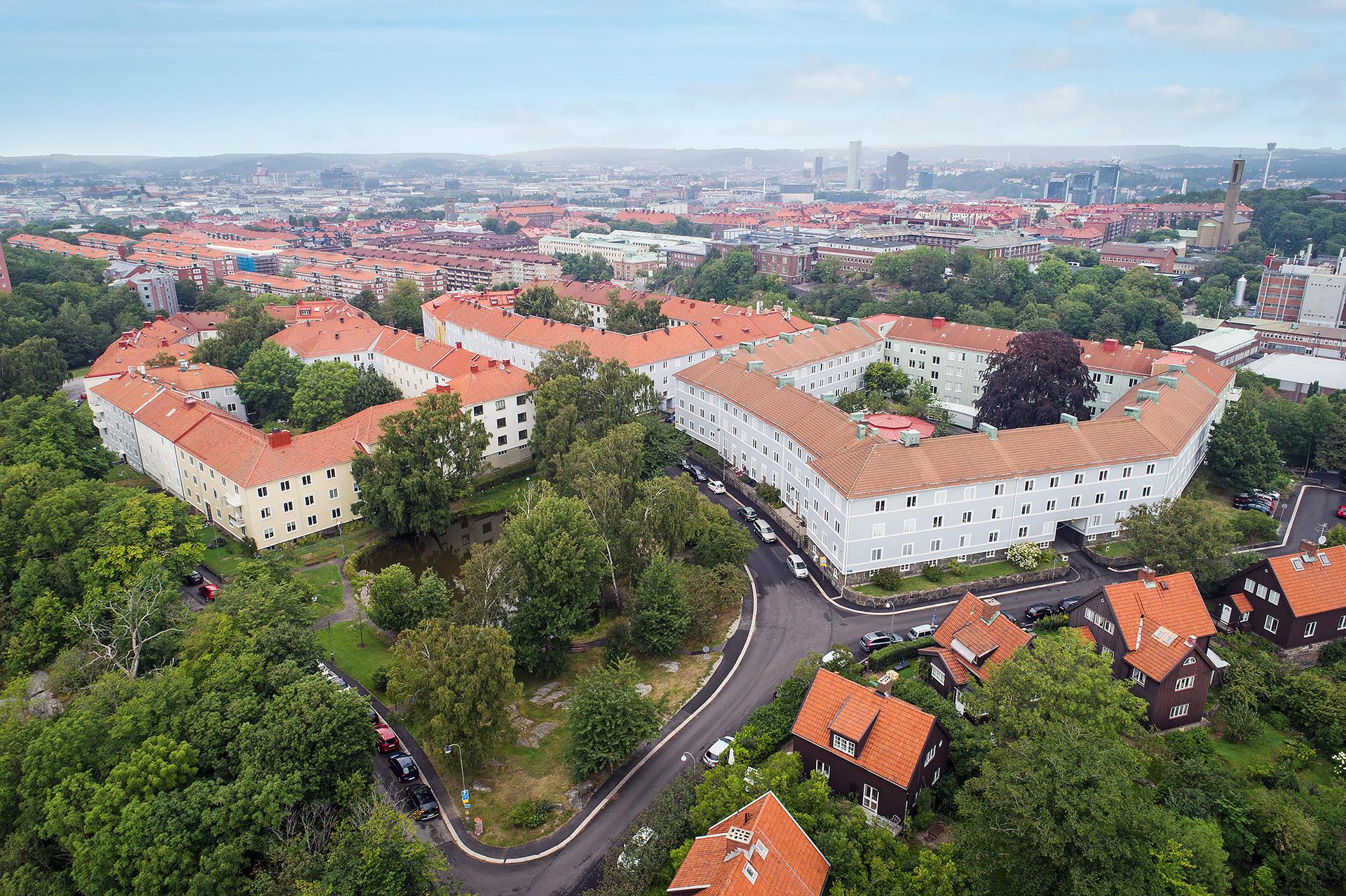 Lugna kvarter uppe på höjden, inbäddade i grönska