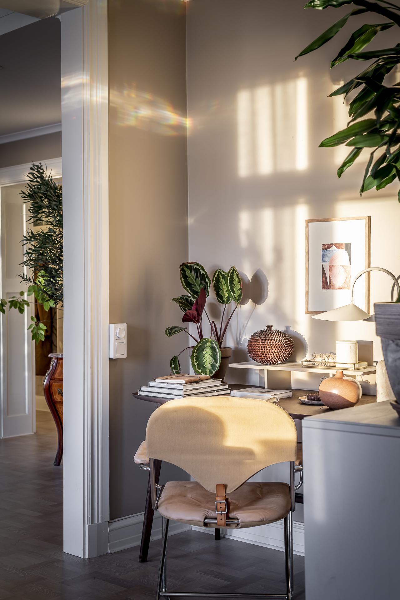 Smart skrivbordshörna i vardagsrummet