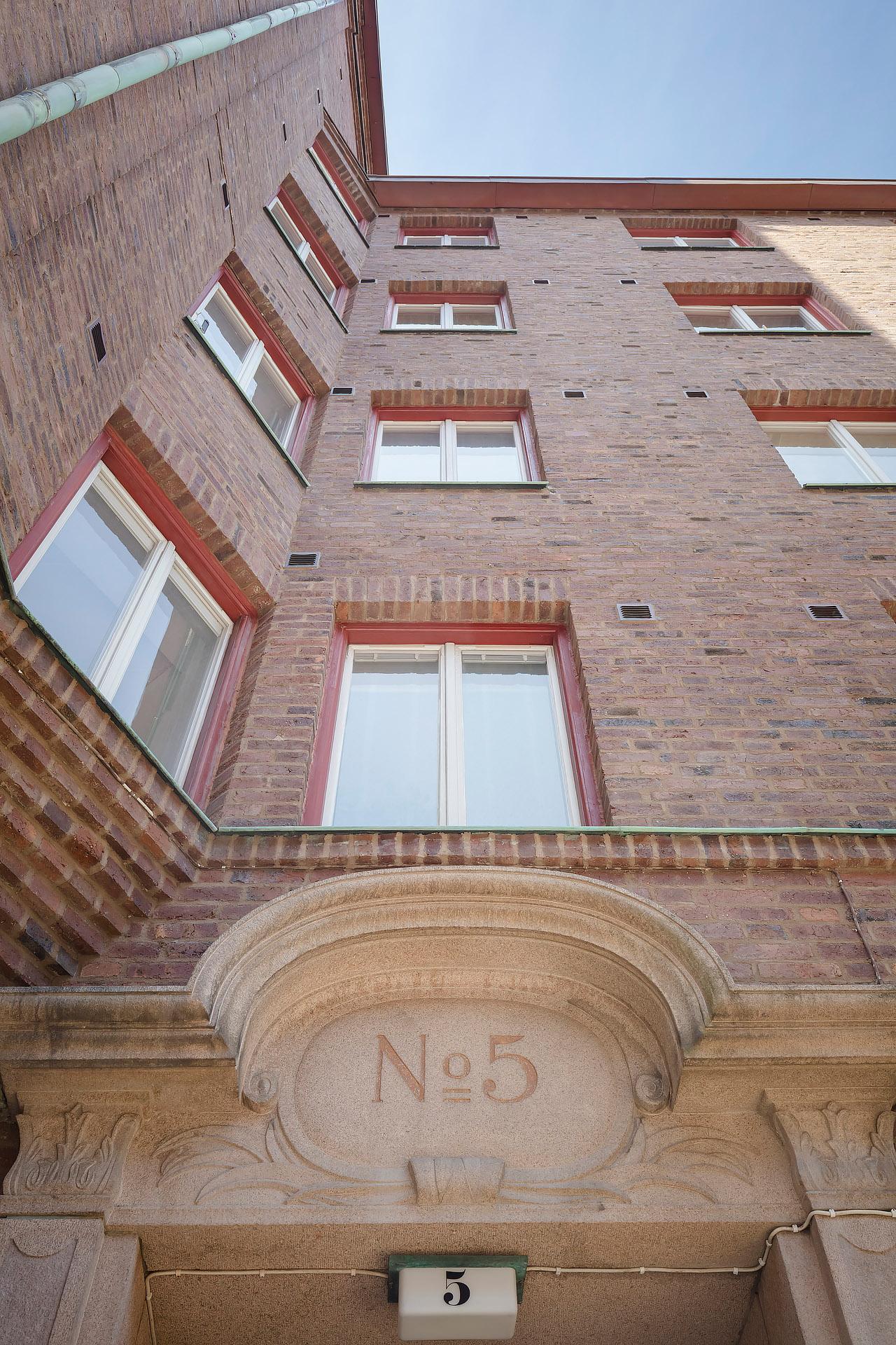 Våning fyra av fem, hiss finns