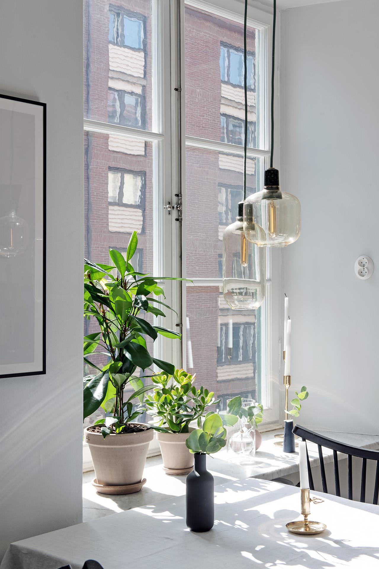 Lågupplöst Djupa fönsterbrädor av natursten