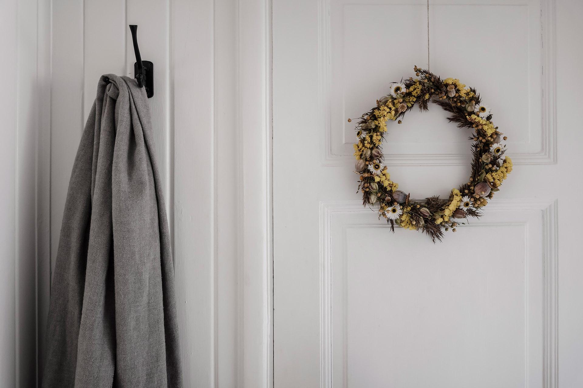 Panel, listverk och spegeldörrar är lika tjusiga idag som då huset stod nytt för snart 100 år sedan