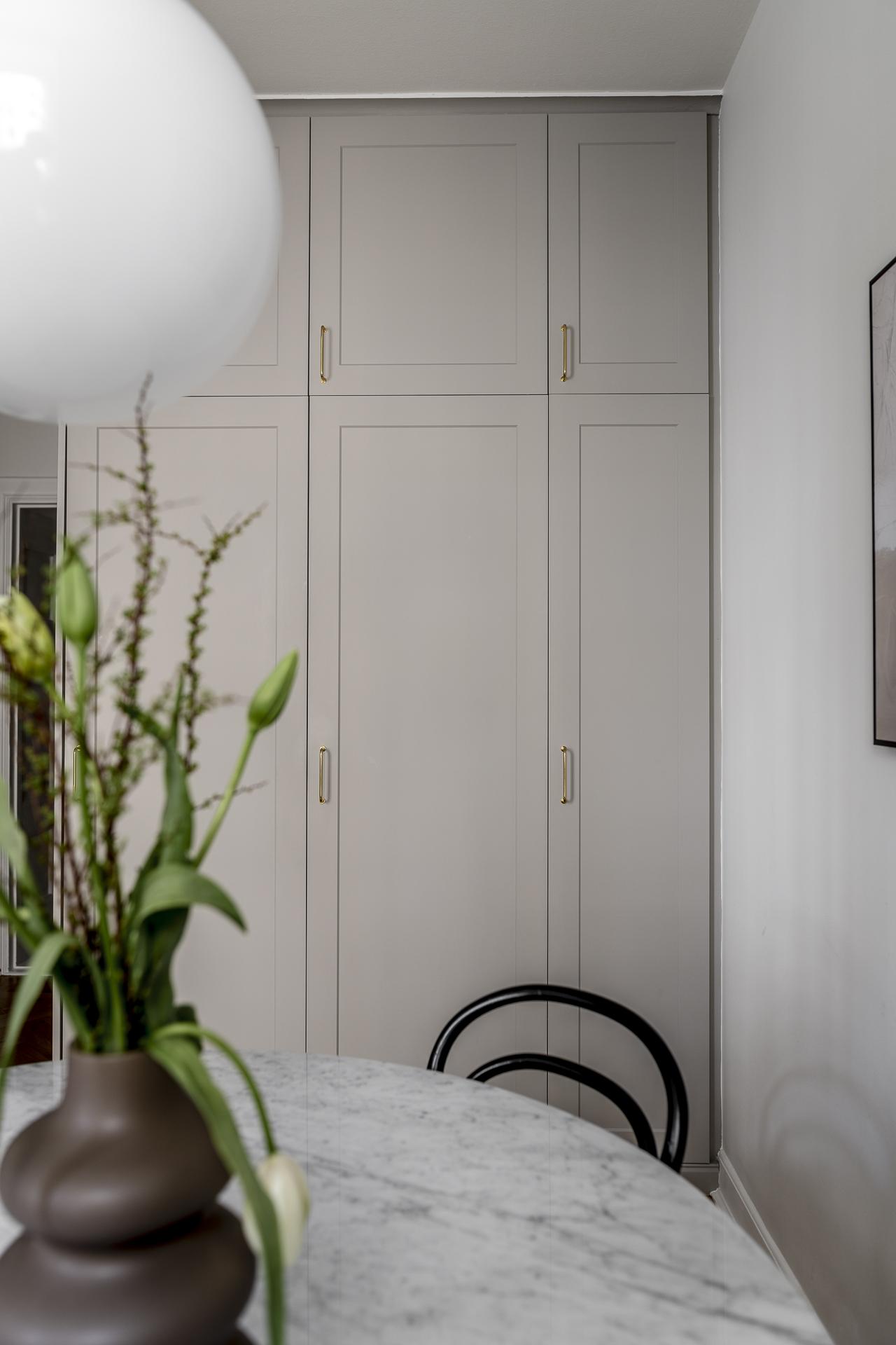 Kyl och frys i fullhöjd. Integrerad mikro, ugn, diskmaskin och vinkyl.