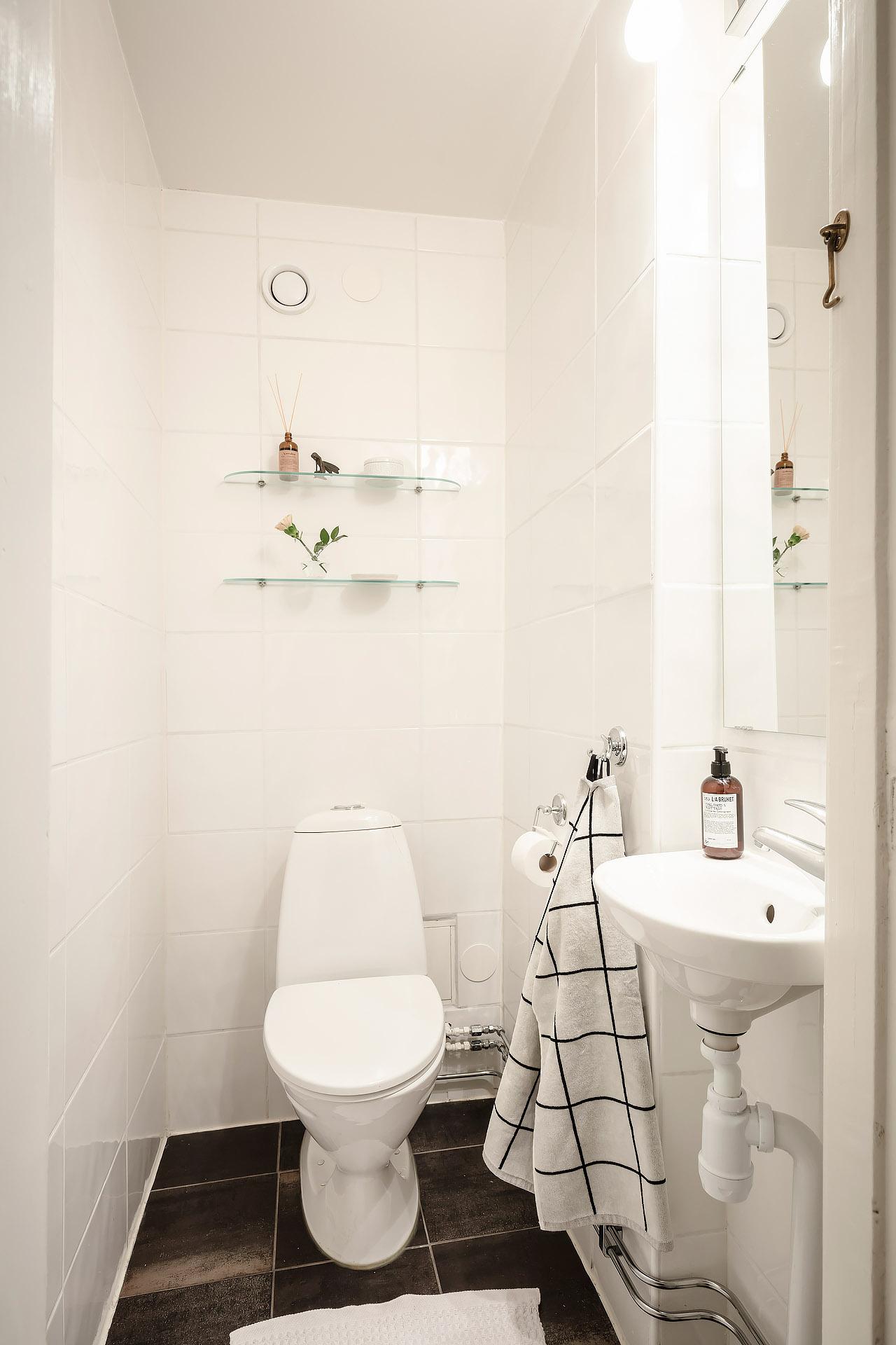 Gäst-wc i direkt anslutning till entrén.