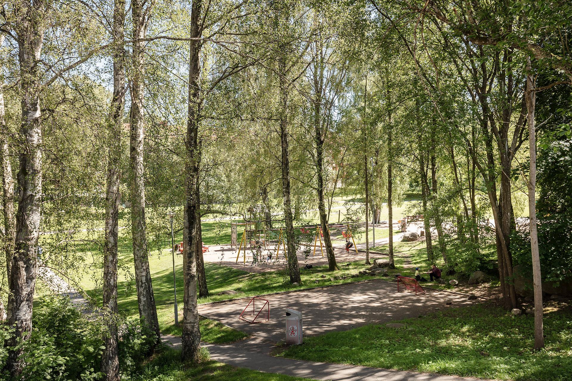 Strax bakom huset finns härlig parkmiljö med lekplats och gräsytor