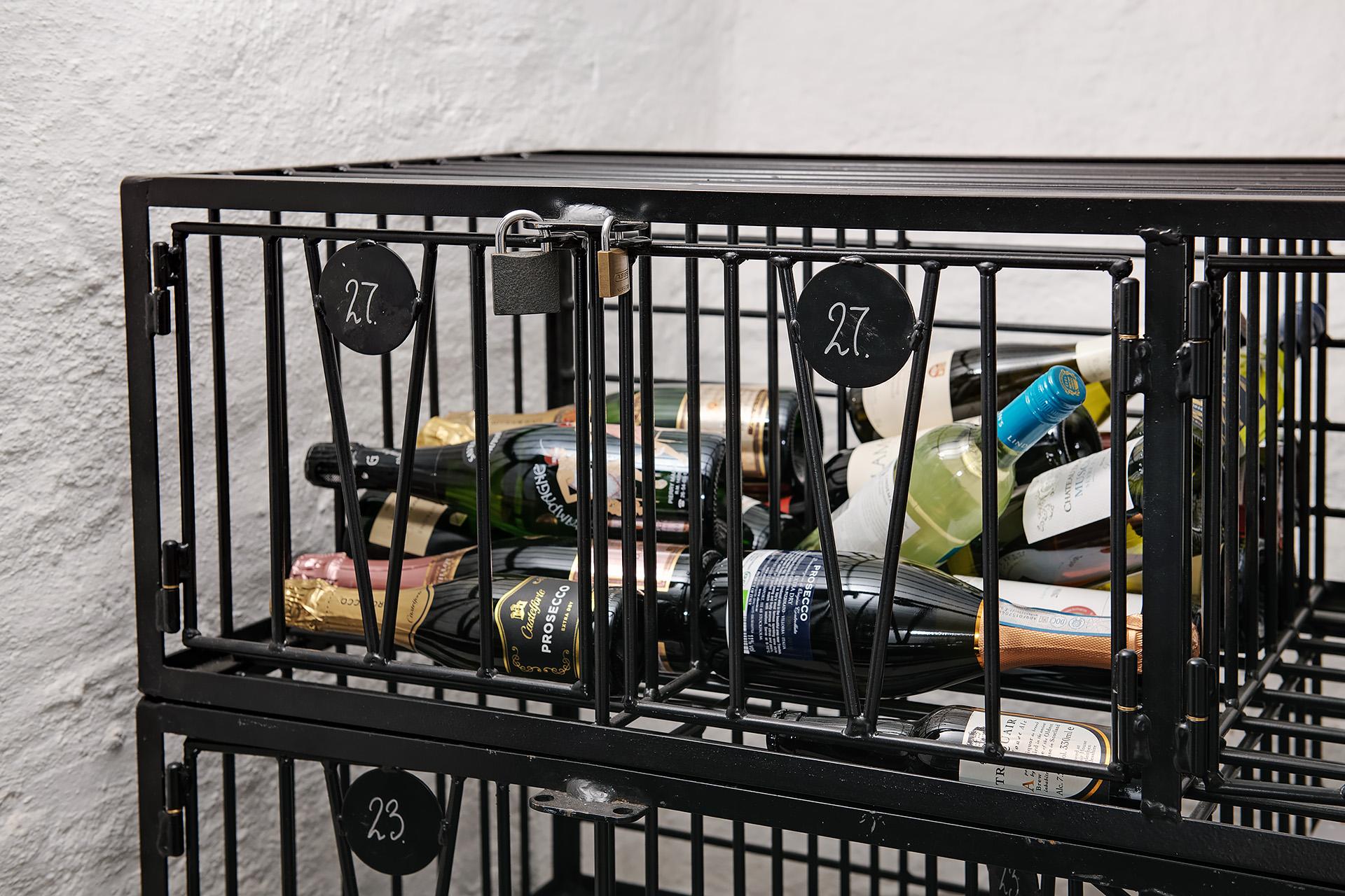 Privata vinfack i källaren