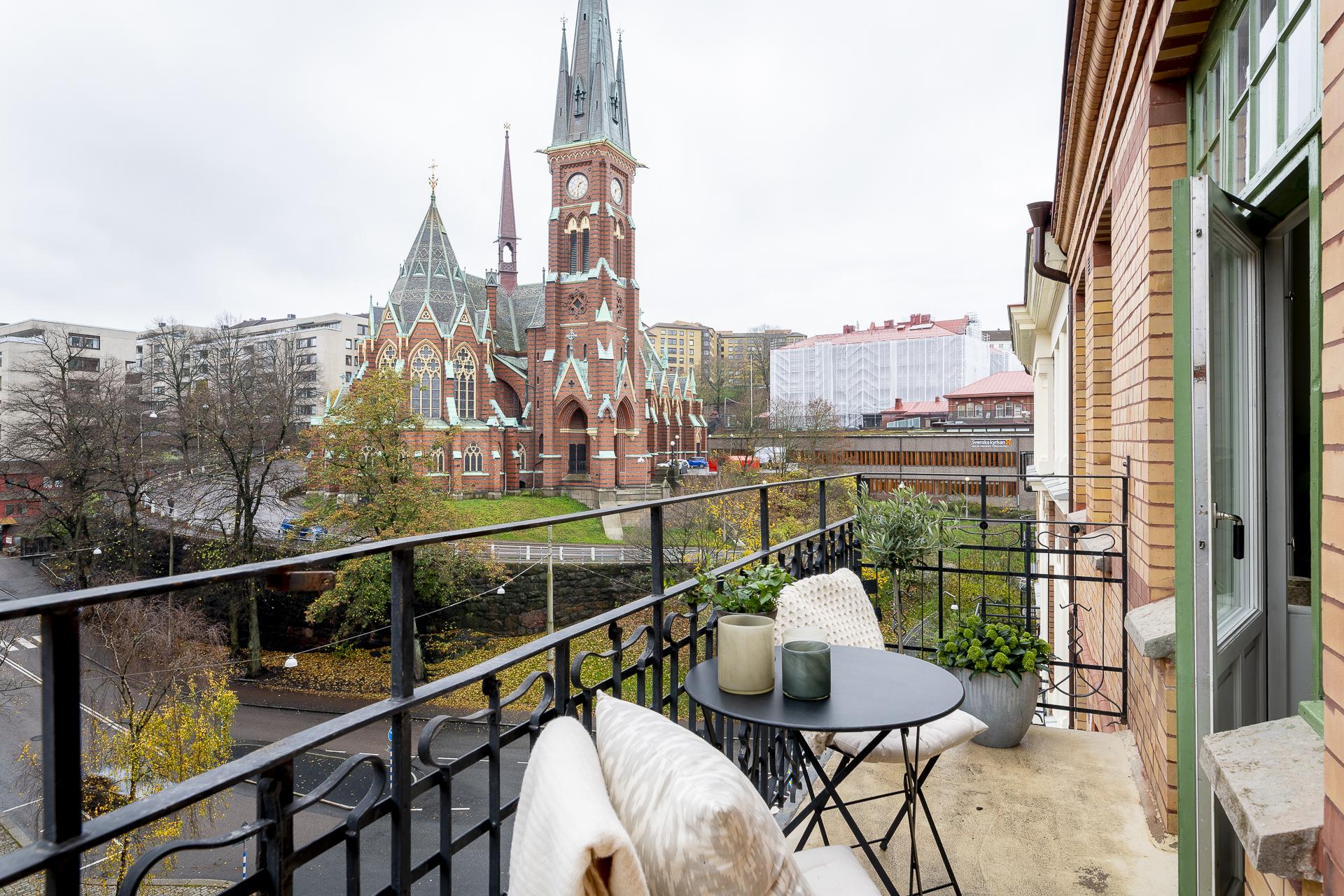 ...med skaplig utsikt över stadsdelens vackraste kyrka