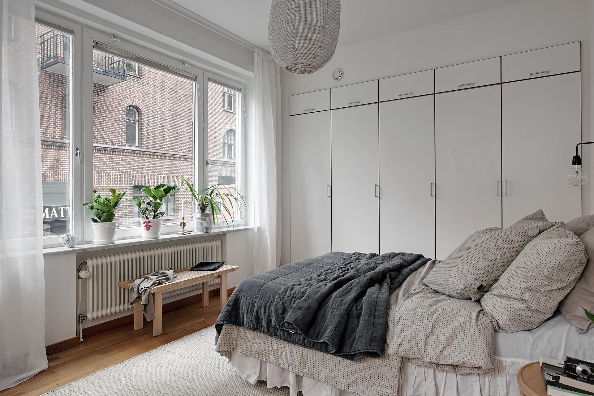 Sovrummet är relativt stort - och har plats för dubbelsäng - med mera